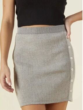 Monrow Gray Ribbed Knit Side Button-Detail Mini Skirt. Size xsmall.